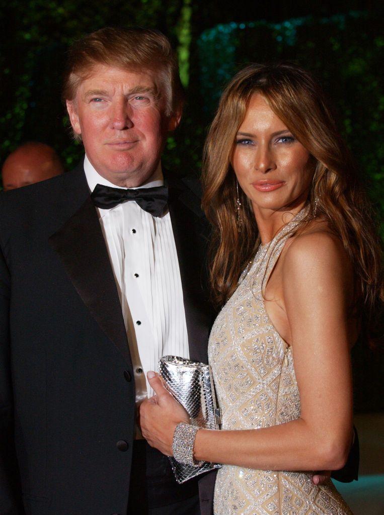 Donald y Melania Trump posan durante una fiesta de los Oscar en 2005, en Los Angeles, California