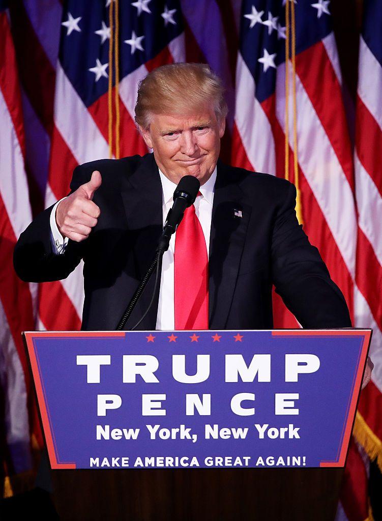 Donald Trump hace una señal positiva durante un evento electoral en Nueva York