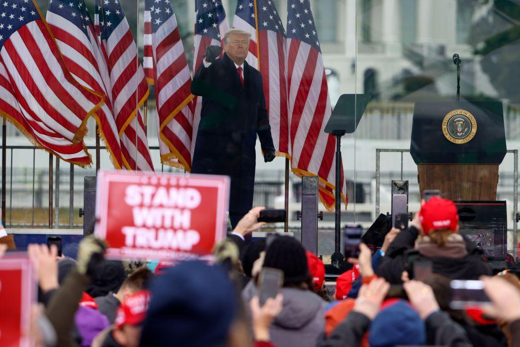 Donald Trump levanta el puño para saludar a una muchedumbre el 6 de enero de 2021, en Washington DC