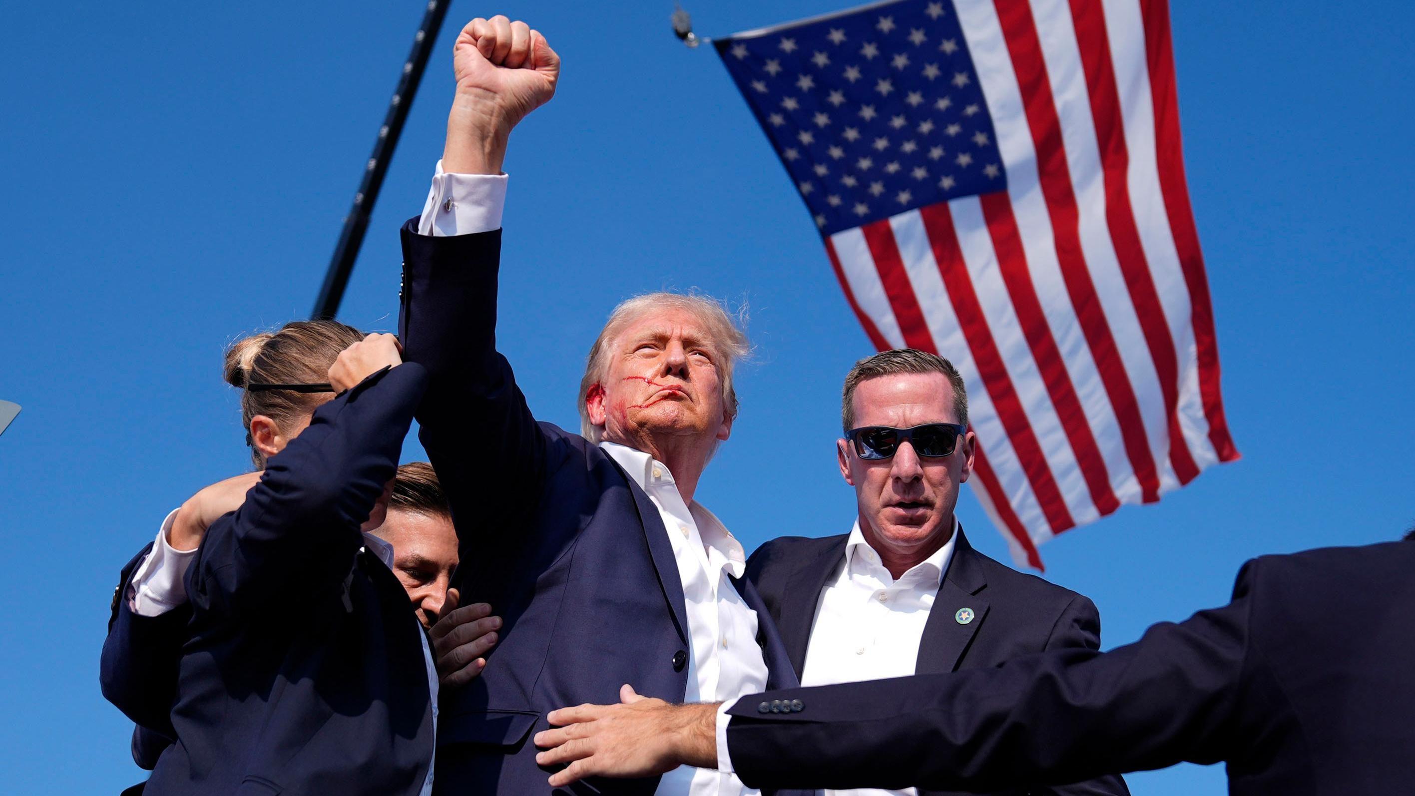 Trump, con sangre en la cara y rodeado de agentes secretos tras sobrevivr un atentado