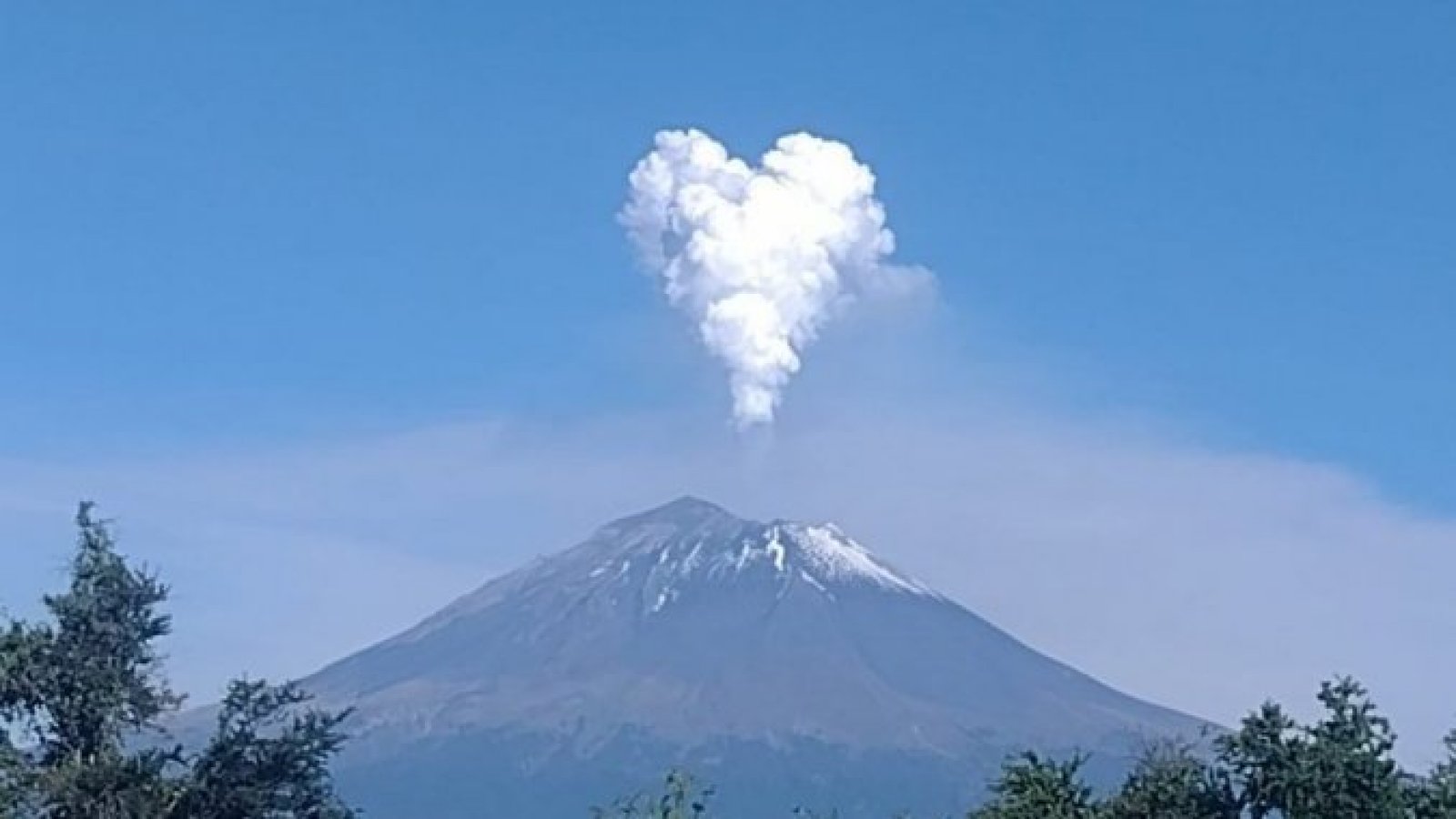 Corazón saliendo de volcán en México