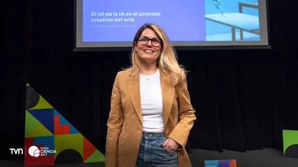 Nayat Sánchez-Pi en Puerto de Ideas Valparaíso 2024, explorando el rol de la IA en el proceso creativo del arte.
