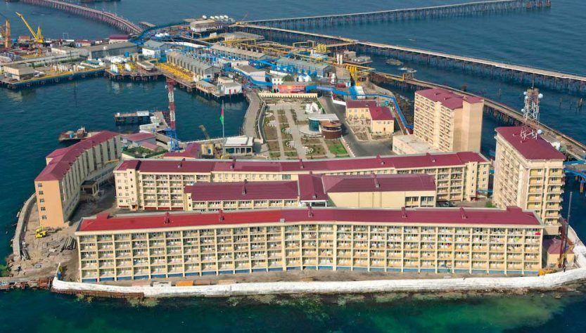 Edificio de viviendas de la isla de Neft Dashlari.
