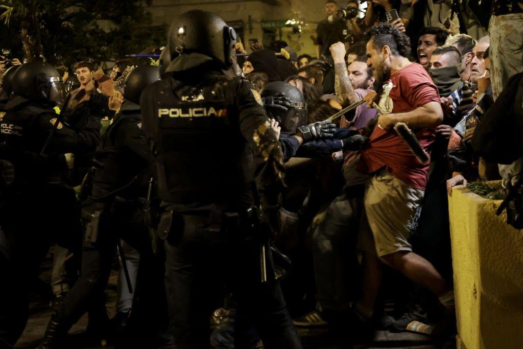 policías y manifestantes se empujan durante una protesta en valencia