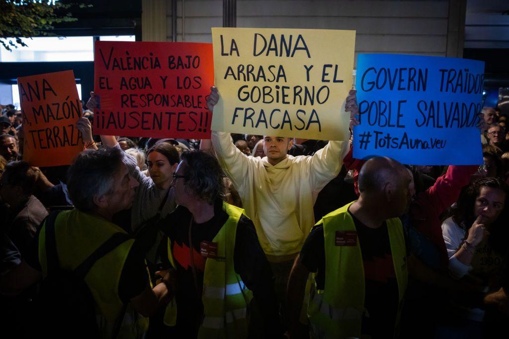 manifestantes con pancartas en contra del gobierno por la respuesta a la emergencia que causó la DANA el pasado octubre en Valencia.