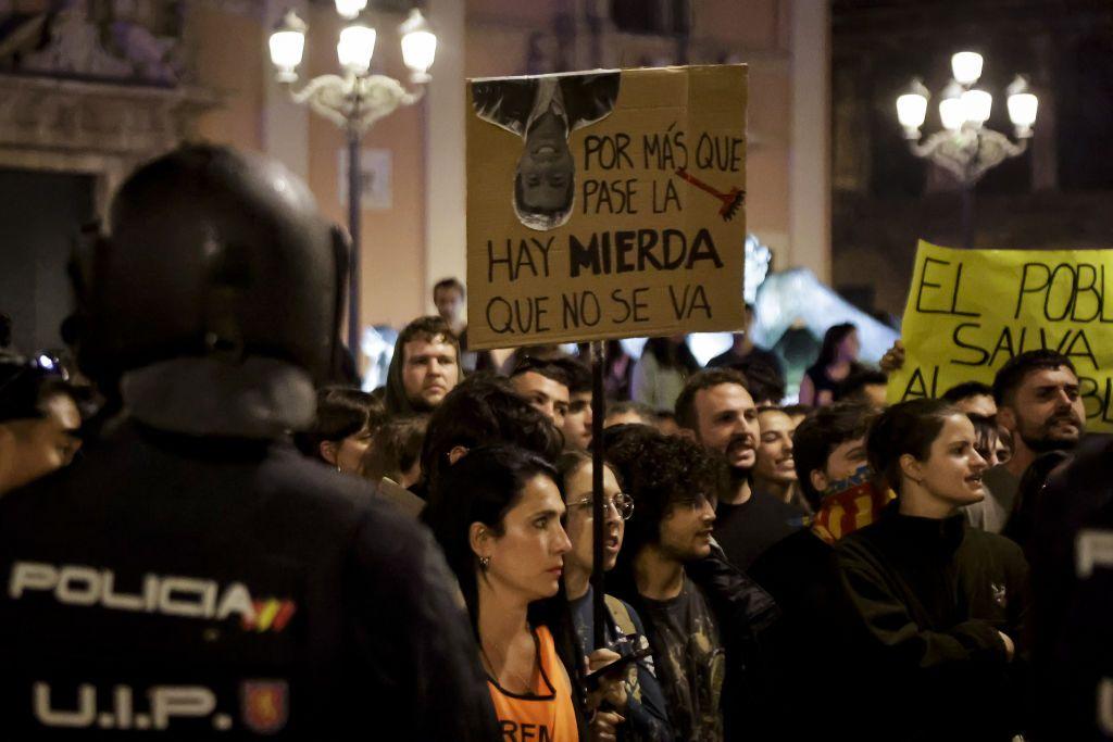 Manifestantes con pancartas en contra de carlos mazón por la respuesta del gobierno a la emergencia que causó la DANA el pasado octubre.