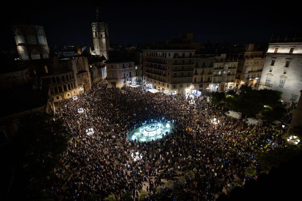 una enorme muchedumbre reunida en el centro de valencia en protesta contra la gestión del gobierno por la emergencia que causó la DANA.