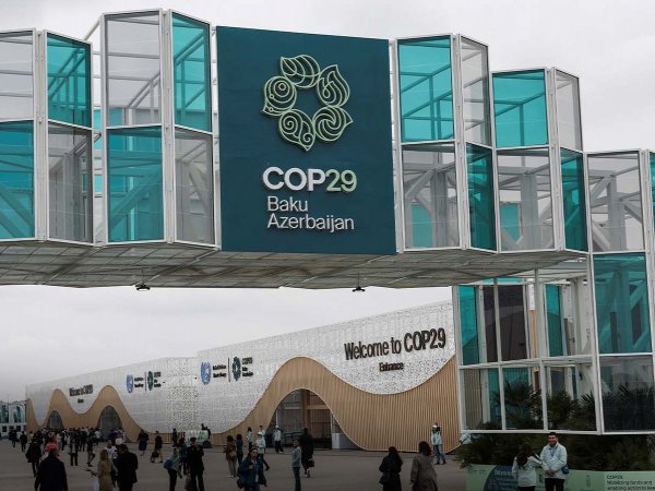 Vista del Estadio de Bakú, sede de la COP29, con líderes globales debatiendo sobre financiamiento climático.