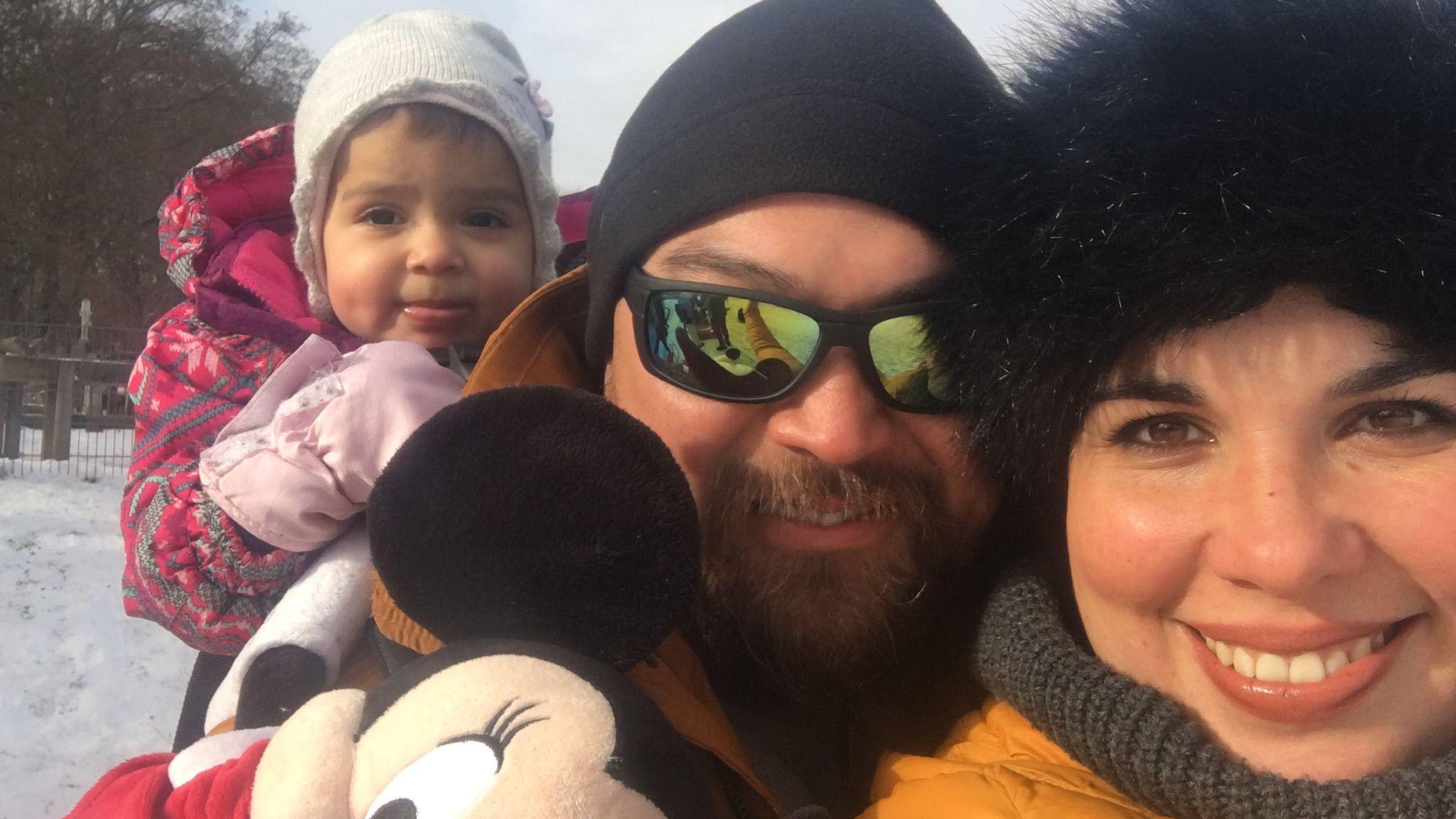 Daysel Rodríguez Cardoso con su marido Jorge y suhija en un paraje nevado.