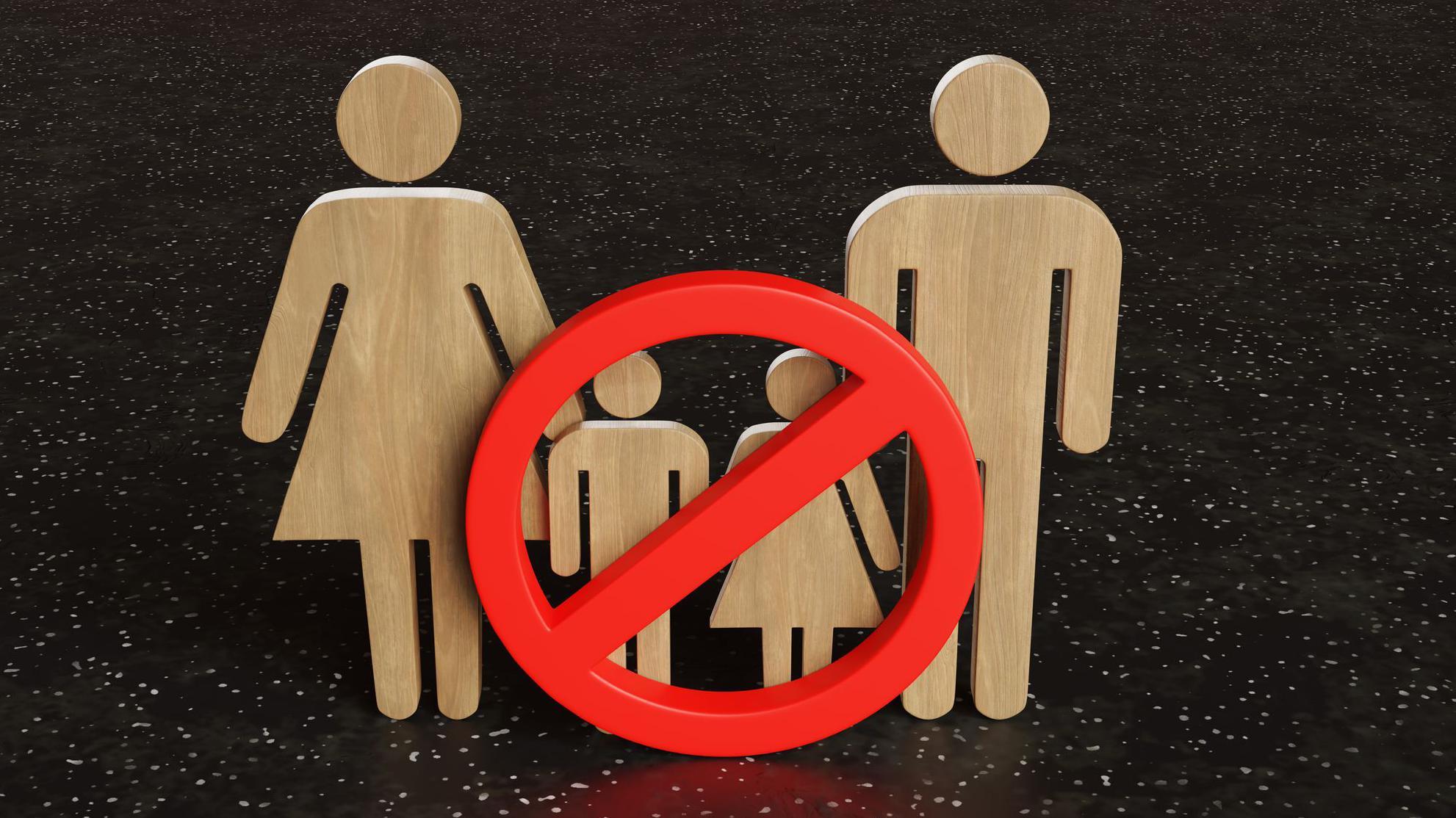 Muñecos de madera que ilustran el concepto de pareja sin hijos
