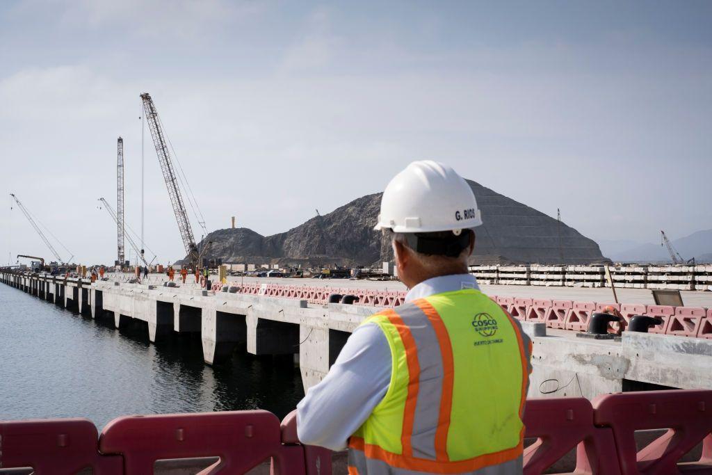 Un operario observa los trabajos de construcción del puerto de Chancay.
