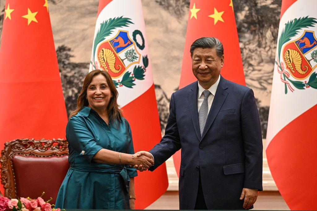 La presidenta de Perú, Dina Boluarte, y el de China, Xi Jinping, posan estrechando las manos en un reciente encuentro en Pekín.