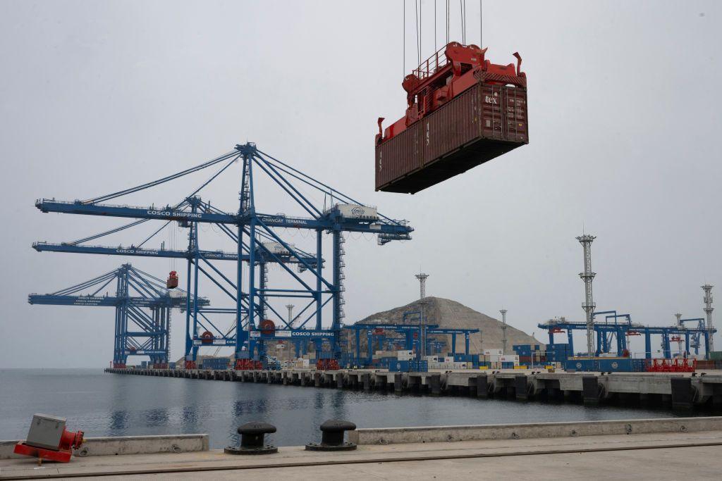Un contenedor es transportado en volandas por una grúa en el puerto de Chancay.