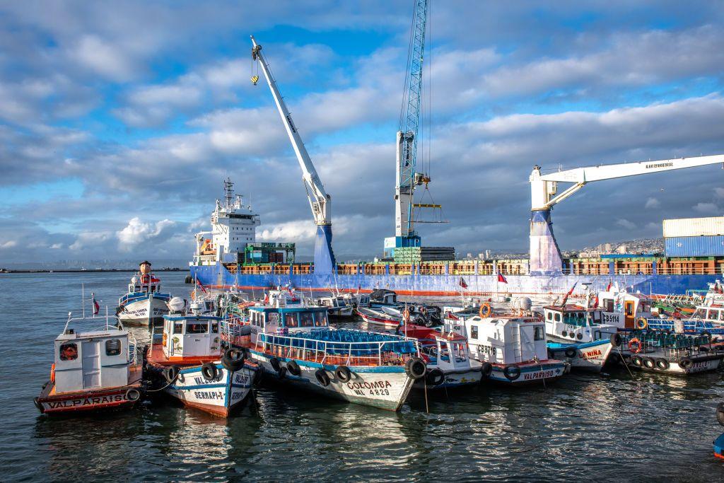 Barcos en el puerto chileno de Valparaíso.