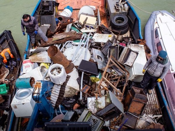 Equipos municipales recolectan chatarra en Caleta Tortel y Villa O’Higgins para transformarla en acero verde.