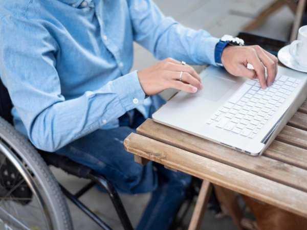 Persona con discapacidad trabajando
