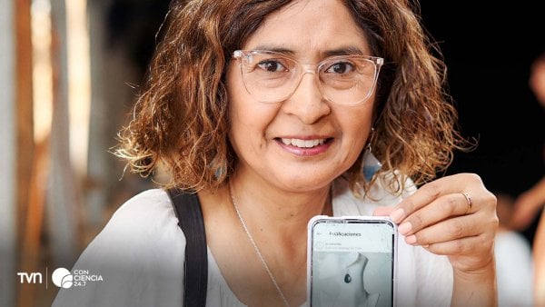 Josefina Pizarro, artesana chilena, exhibiendo sus joyas de cerámica en Nueva York.