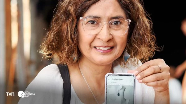 Josefina Pizarro, artesana chilena, exhibiendo sus joyas de cerámica en Nueva York.