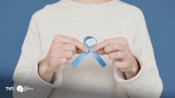 Paciente masculino sometiéndose a un examen preventivo para la detección temprana de cáncer de próstata.