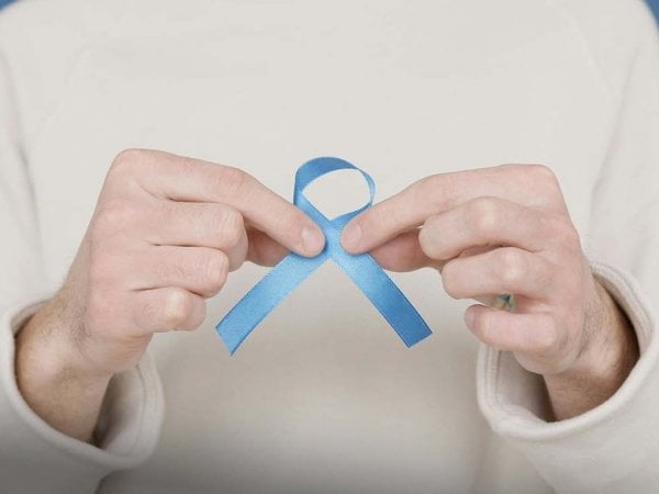 Paciente masculino sometiéndose a un examen preventivo para la detección temprana de cáncer de próstata.