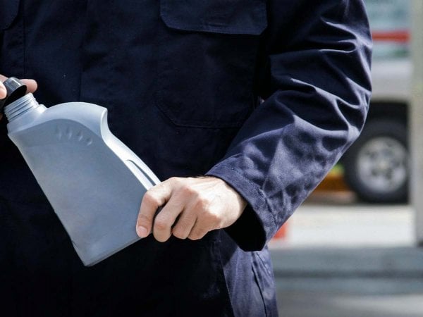 Envase de aceite lubricante con mensaje de reciclaje obligatorio según la Ley REP.