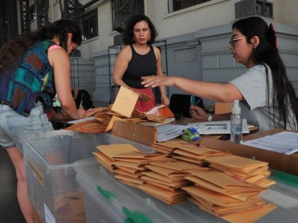Gente contando votos segunda vuelta gobernadores 2024