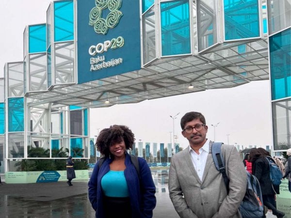 Científicos de la UTalca presentando su sistema de limpieza de agua en la COP29.