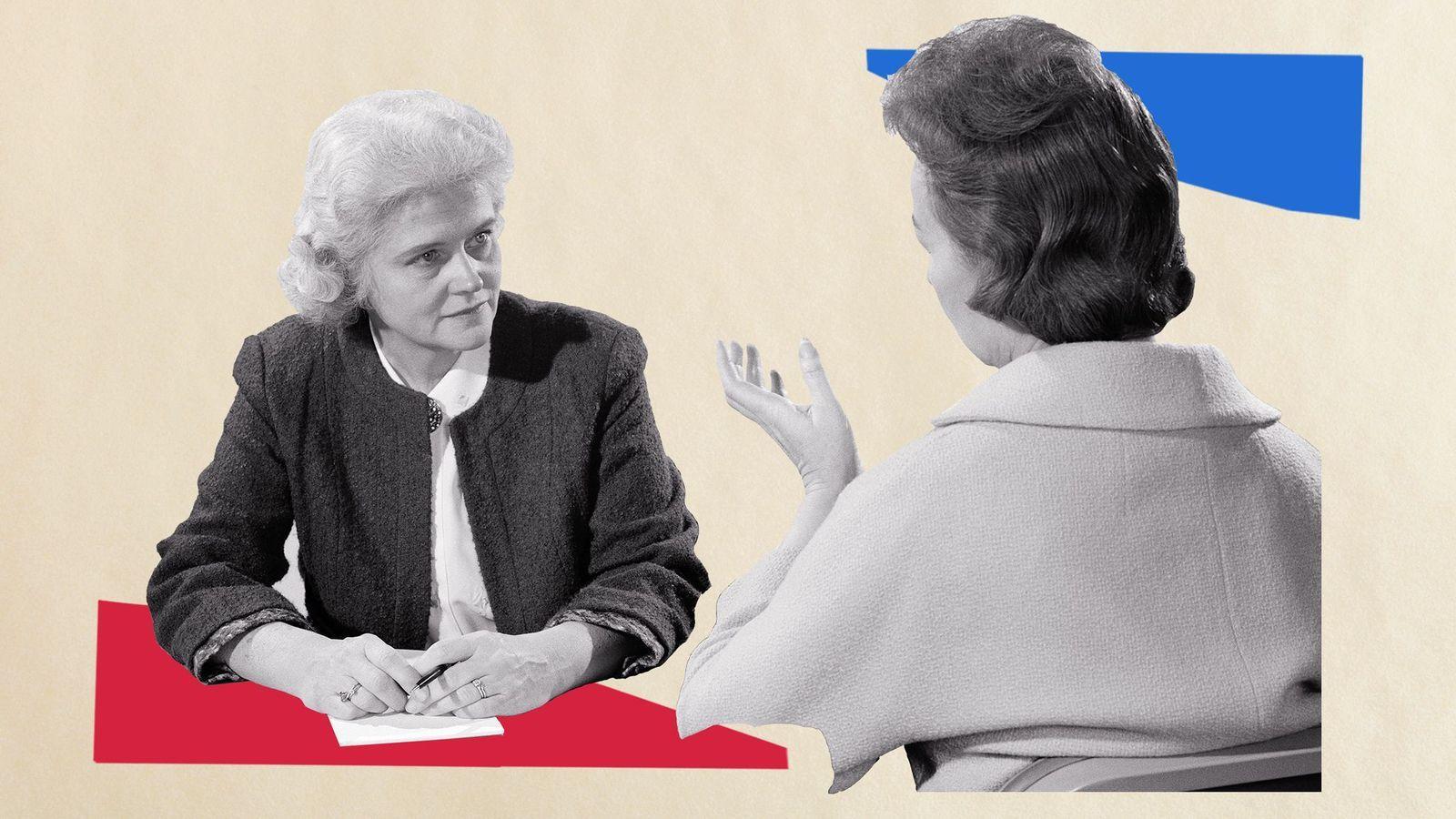 Collage de dos mujeres vestidas en estilo años 50, una de ellas escuchando a la otra con un papel en la mano.