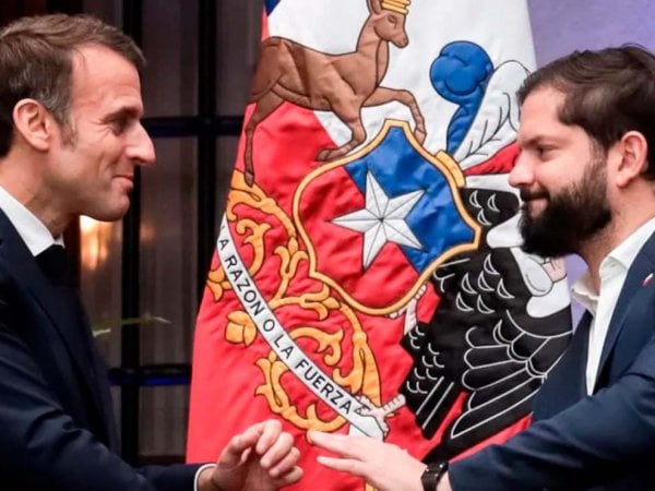 Presidentes Gabriel Boric y Emmanuel Macron en la firma del acuerdo para el Centro Binacional de Inteligencia Artificial.
