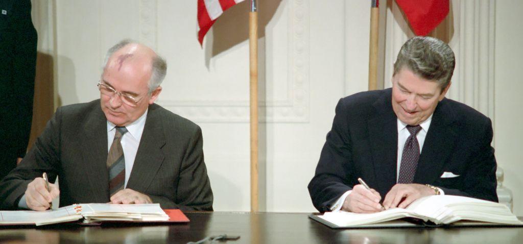 Los entonces líderes de la URSS y EE.UU., Mijaíl Gorbachov y Ronald Reagan, firmando el tratado INF en 1987