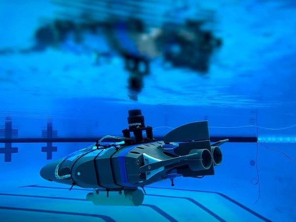 Prototipo de robot submarino SWIM siendo probado en una piscina en Caltech.