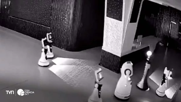 El robot Erbai liderando un grupo de robots más grandes en una sala de exposiciones en Shanghai.