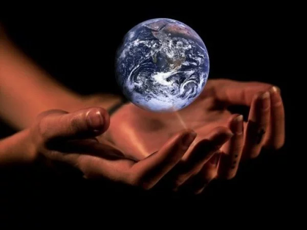 Mundo en manos de una persona