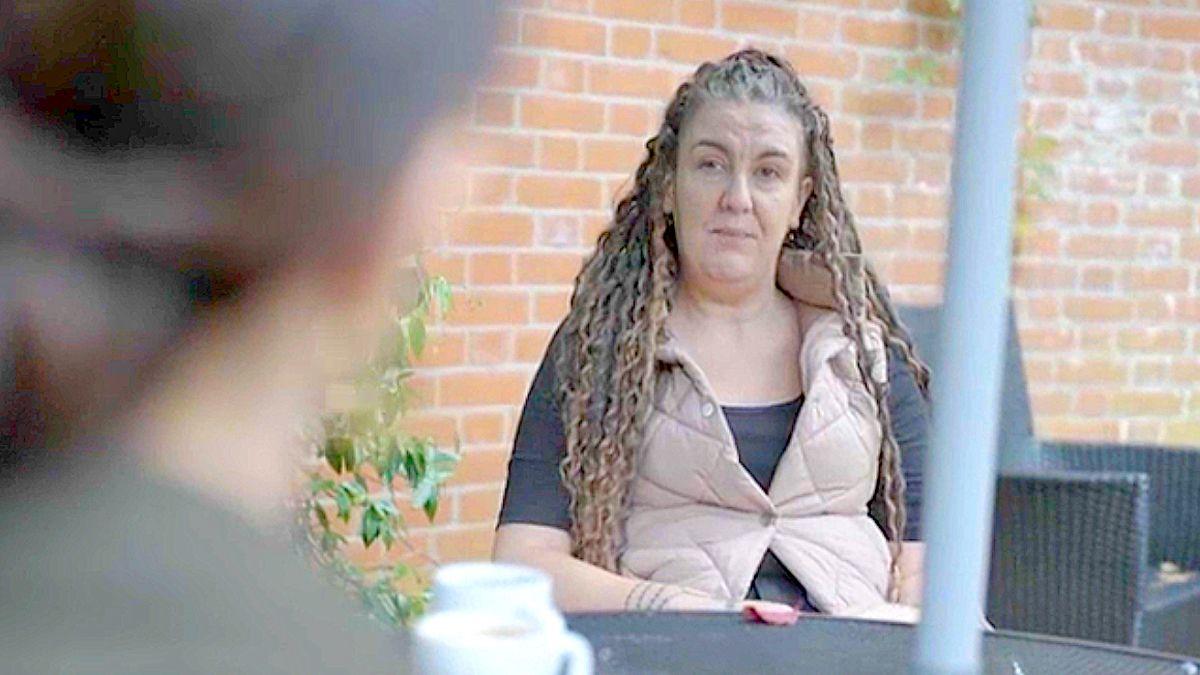Emma Jones hablando con la periodista Hazel