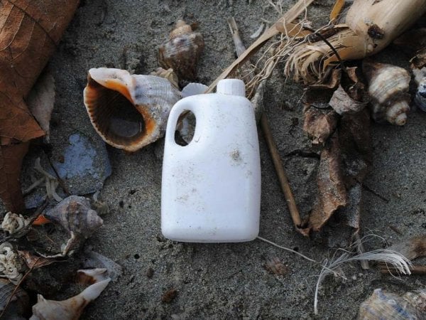 Botellas plásticas acumuladas en un centro de reciclaje, representando el desafío de reducir los residuos plásticos en Chile.