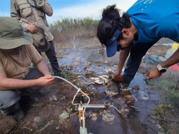 Científicos chilenos realizando muestreo en la Laguna de Alegría, una de las áreas volcánicas de El Salvador.