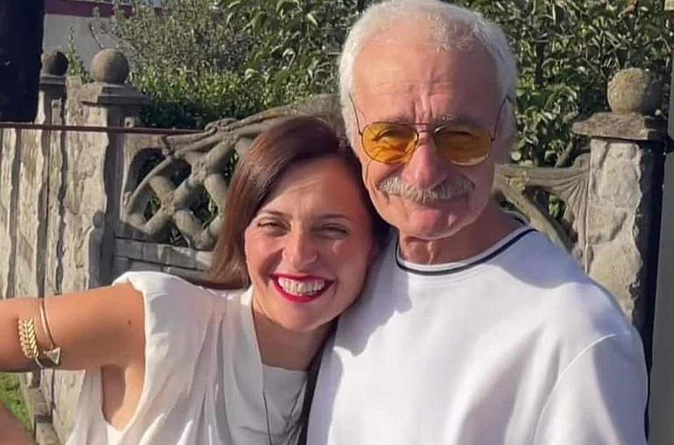 Cuando Tamuna finalmente encontró a su padre, descubrió que ya eran amigos en Facebook.