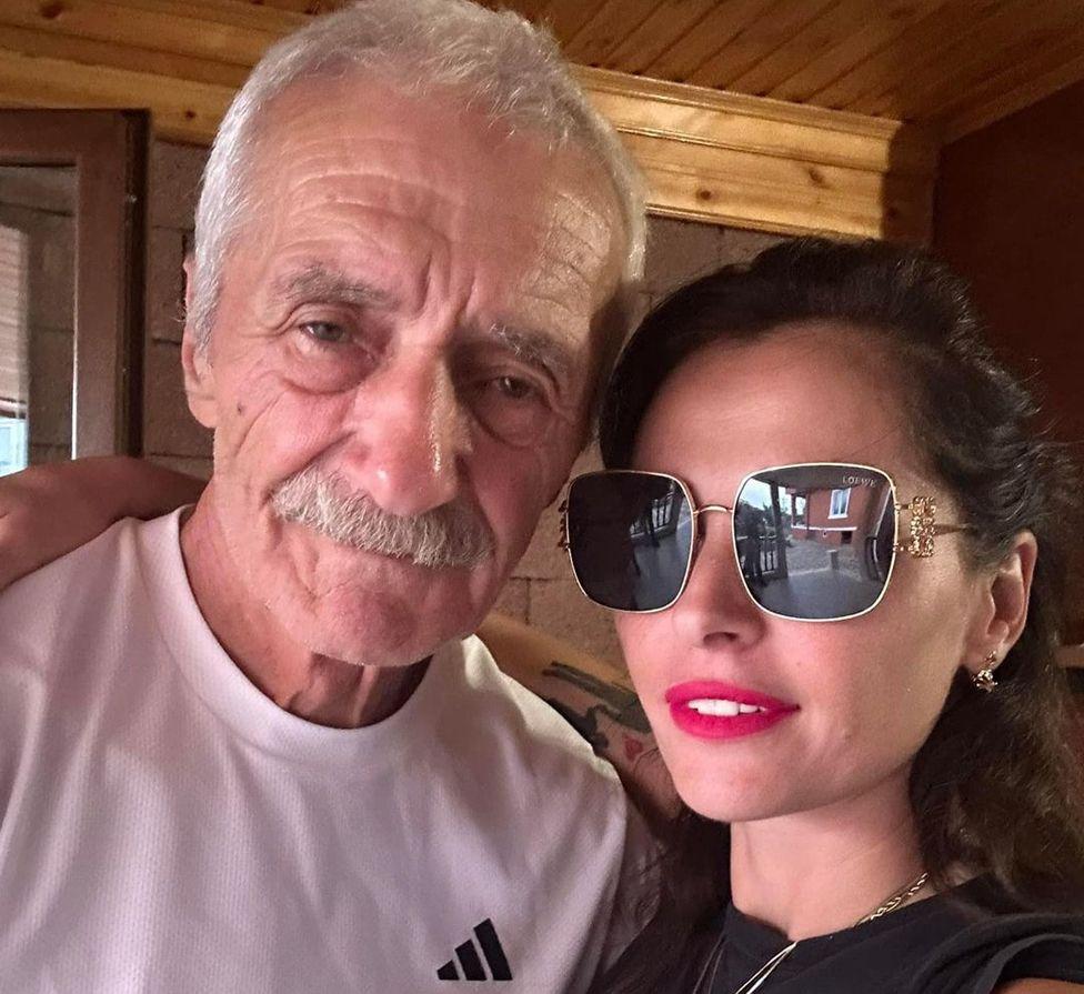 Gurgen y Tamuna posan juntos.