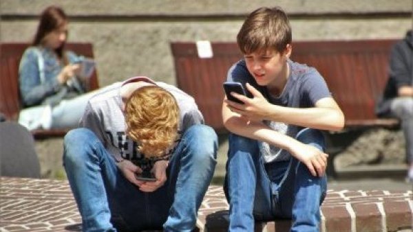 Australia prohibe redes sociales para niños menores de 16 años