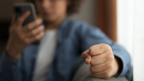 Joven en redes sociales