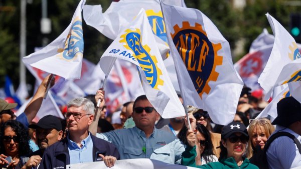 Funcionarios del sector público piden reajuste salarial