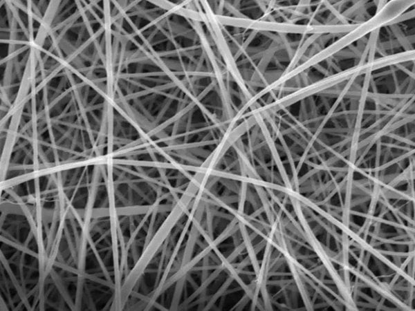 Microscopio mostrando las nanofibras de almidón más finas creadas por científicos del UCL.