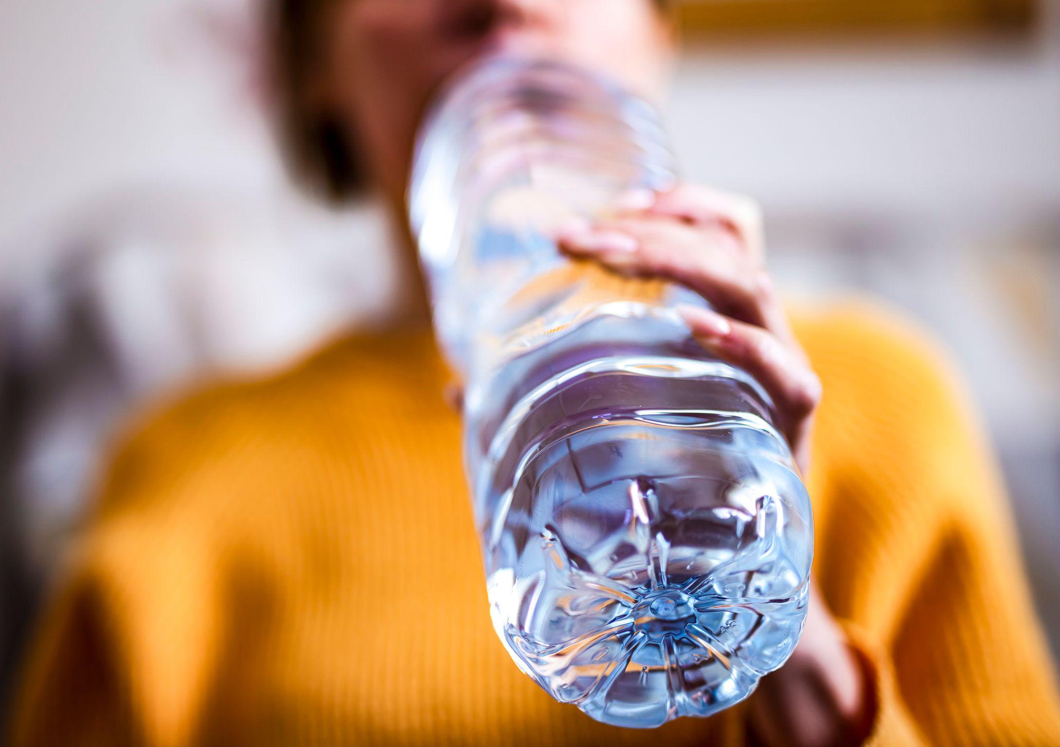 Tomar agua puede contribuir a aplacar los síntomas del jet lag.