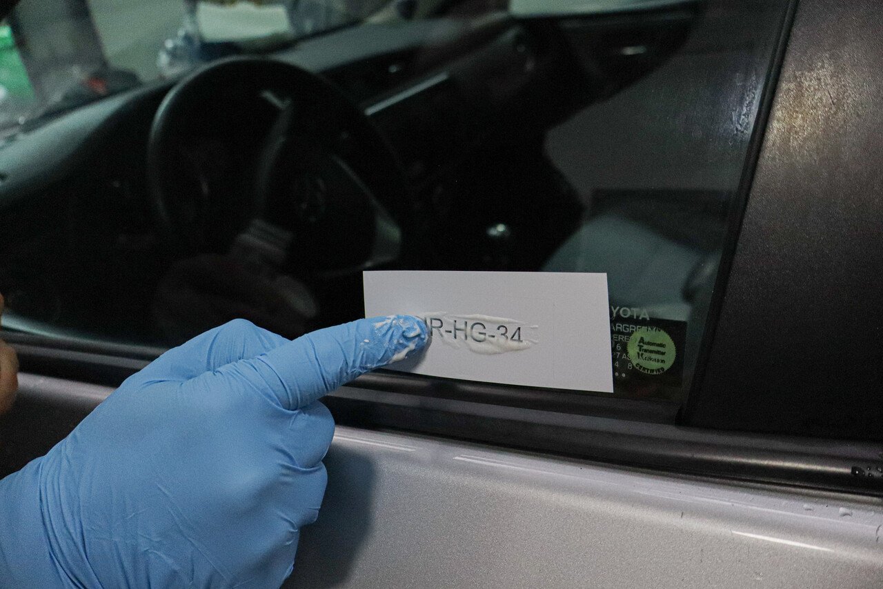 Grabado de patente en auto