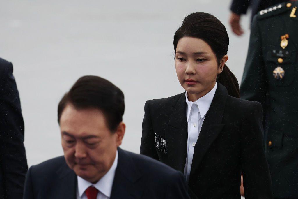 El presidente de Corea del Sur, seguido de su esposa.