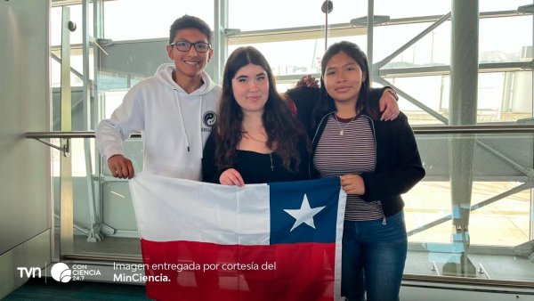 Estudiantes chilenos junto a autoridades en su despedida hacia los Premios Nobel en Suecia.