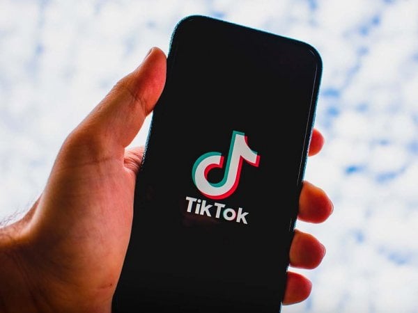 Imagen de teléfono usando TikTok.