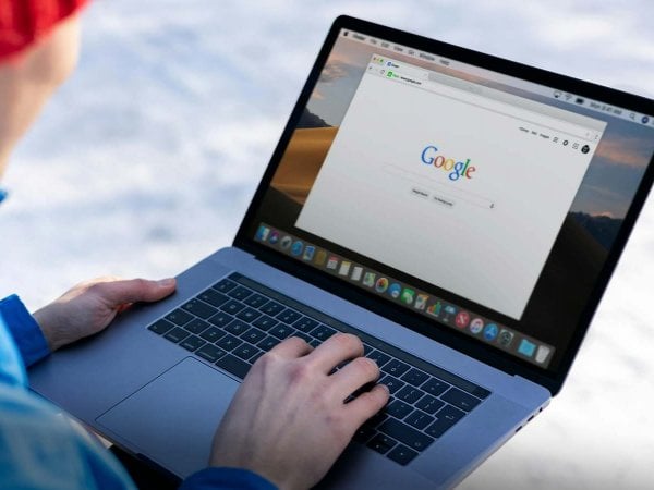 Personas utilizando dispositivos móviles para explorar las tendencias de búsqueda en Chile durante 2024.