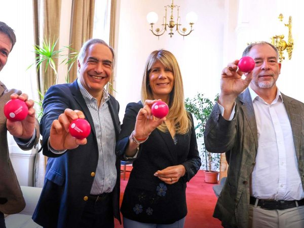 Delegación chilena y marroquí debatiendo en Congreso Futuro Marruecos sobre desafíos globales como cambio climático y tecnología.
