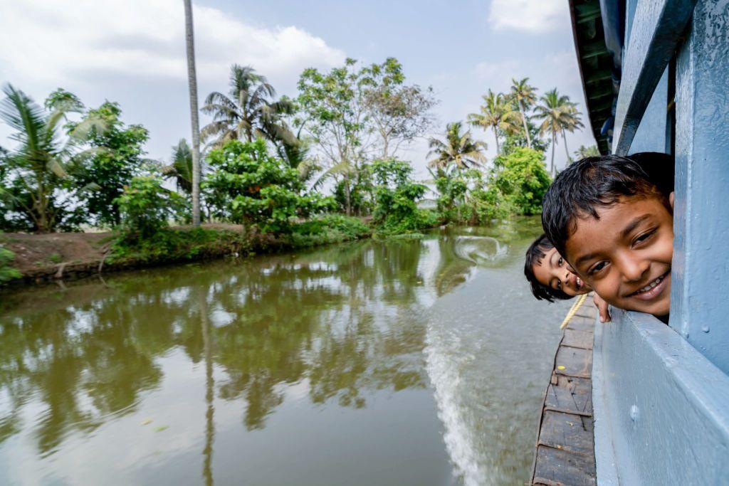 Niños en un autobús en Kerala, India